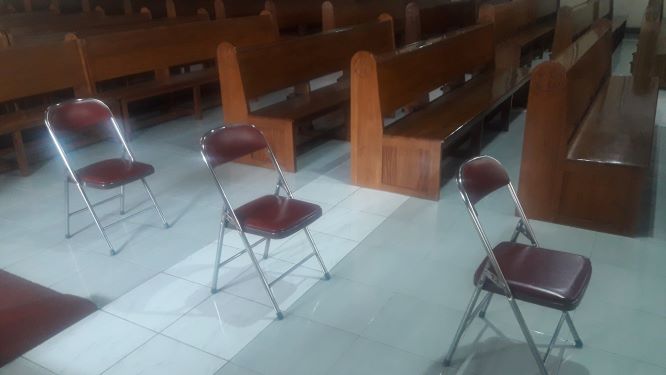 dalam gereja-a